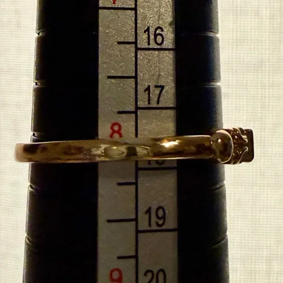 Ring - size 8-8.25 - gold tone w/ clear crystals - tiny daisies - New! BOGO - Picture 10 of 10